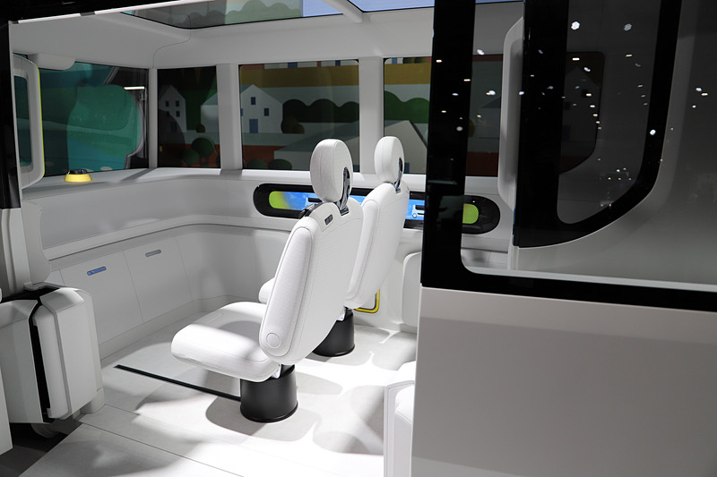 前席は向きを変えられる。踊るように動くのが印象的だった