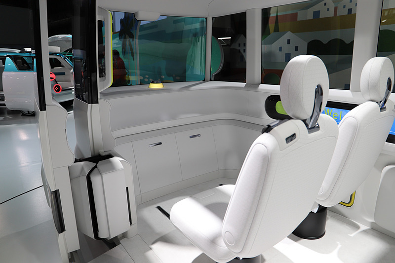 前席は向きを変えられる。踊るように動くのが印象的だった