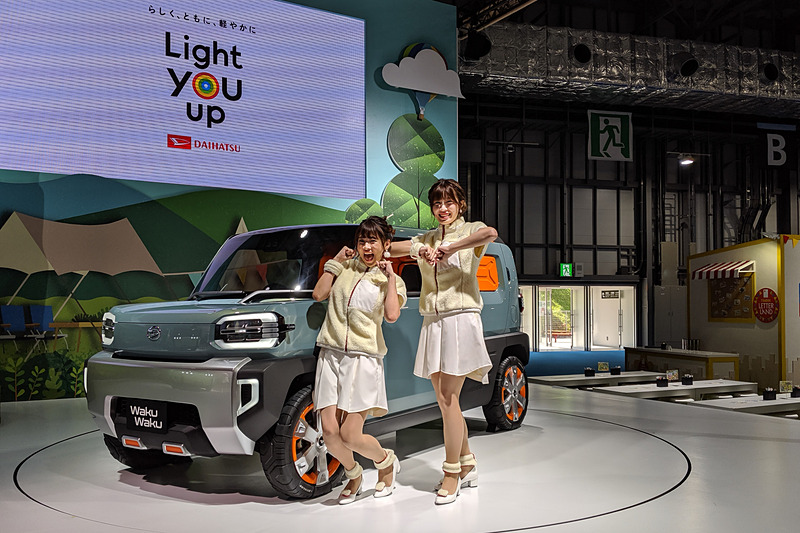 ダイハツブースでは“ワクワクポーズ”をやってもらえる……かも？