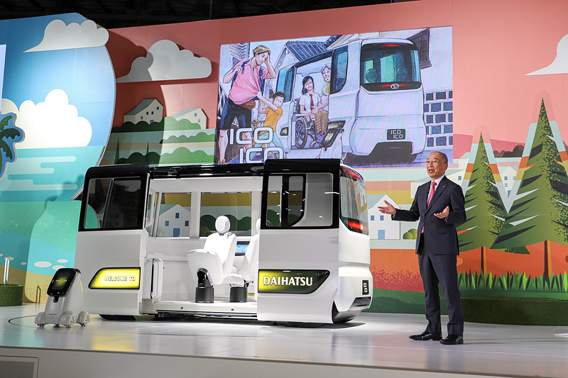 奥平氏が4台のコンセプトカーについてそれぞれ紹介