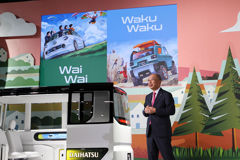 奥平氏が4台のコンセプトカーについてそれぞれ紹介