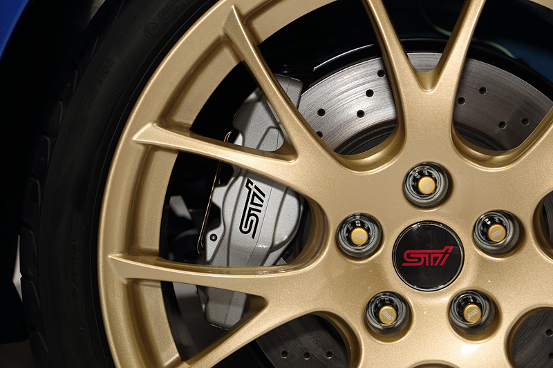 シルバー塗装にSTIロゴの入ったbrembo製4輪ベンチレーテッドディスクブレーキ