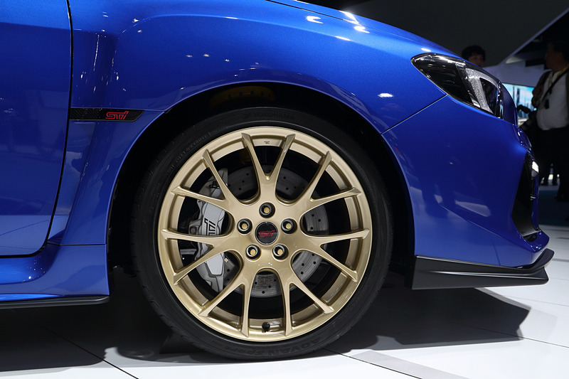 BBS19インチ×8 1/2J鍛造アルミホイール（ゴールド塗装）＆245/35R19タイヤ（左：リア/右：フロント）