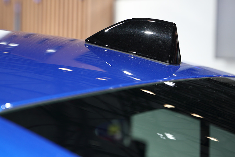 ブラックカラードルーフアンテナ（シャークフィンタイプ）