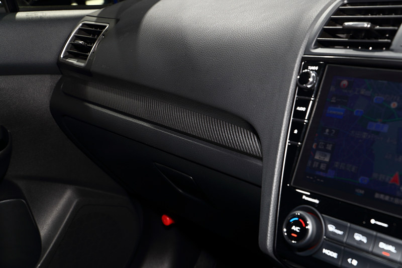 インパネ加飾パネル（艶消しカーボン調）