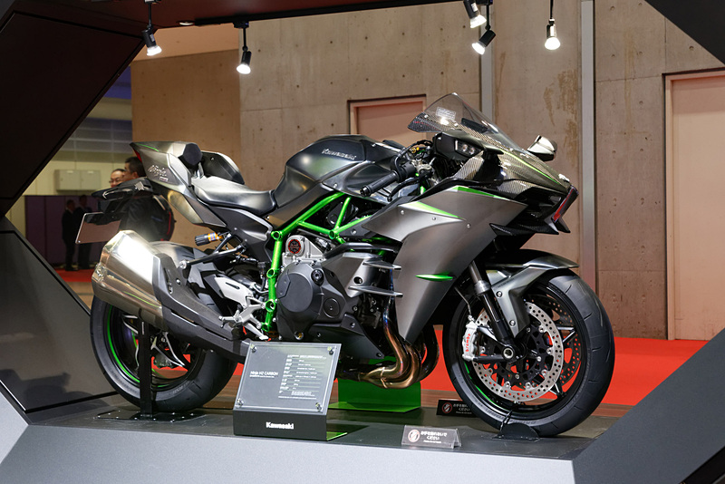 こちらは「Ninja H2 CARBON」
