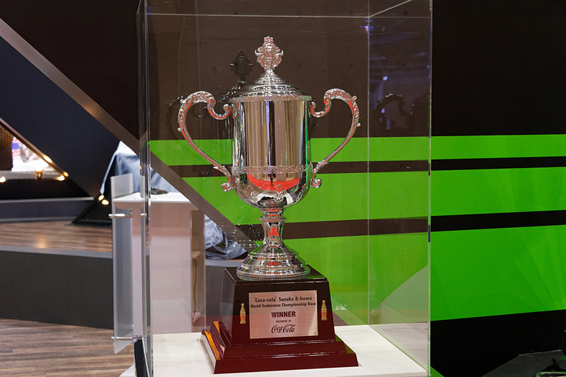 優勝トロフィーが誇らしげに展示されている