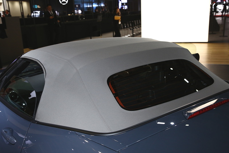 ロードスターの商品改良モデル。外装色にポリメタルグレーメタリックが追加され、幌の色もグレーが選べるようになった。グレーの幌を装備した車両は、国内で特別仕様車の「SILVER TOP」として設定される