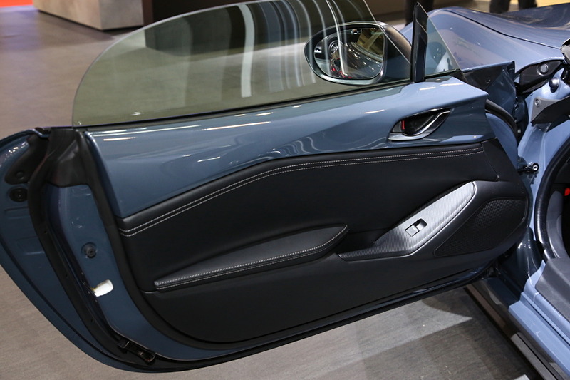 ロードスターの商品改良モデル。外装色にポリメタルグレーメタリックが追加され、幌の色もグレーが選べるようになった。グレーの幌を装備した車両は、国内で特別仕様車の「SILVER TOP」として設定される