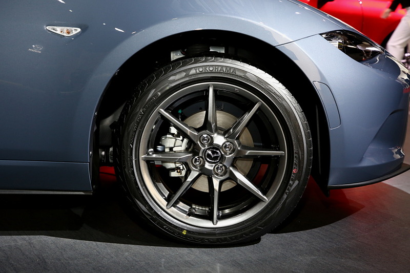 ロードスターの商品改良モデル。外装色にポリメタルグレーメタリックが追加され、幌の色もグレーが選べるようになった。グレーの幌を装備した車両は、国内で特別仕様車の「SILVER TOP」として設定される