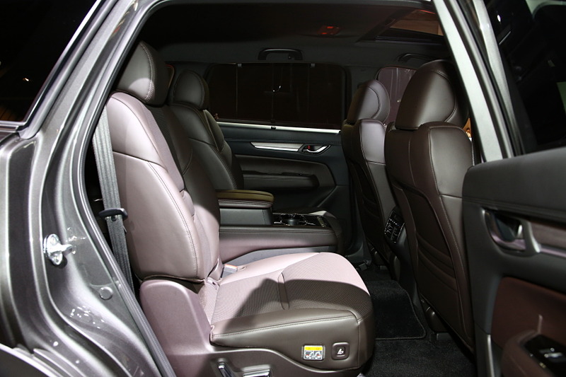 CX-8の特別仕様車となる「Exclusive Mode」。2列目シートに電動スライド＆リクライニングとベンチレーション機能を持たせて快適性を向上させている。細かい改良だが、塗布型制振材の採用によって雨粒がルーフを叩く音を軽減している