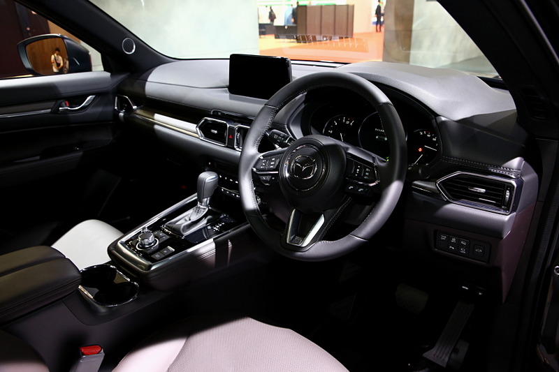 CX-8の特別仕様車となる「Exclusive Mode」。2列目シートに電動スライド＆リクライニングとベンチレーション機能を持たせて快適性を向上させている。細かい改良だが、塗布型制振材の採用によって雨粒がルーフを叩く音を軽減している