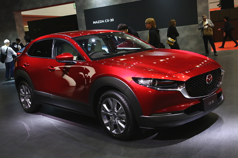 明日から販売が始まるCX-30も展示