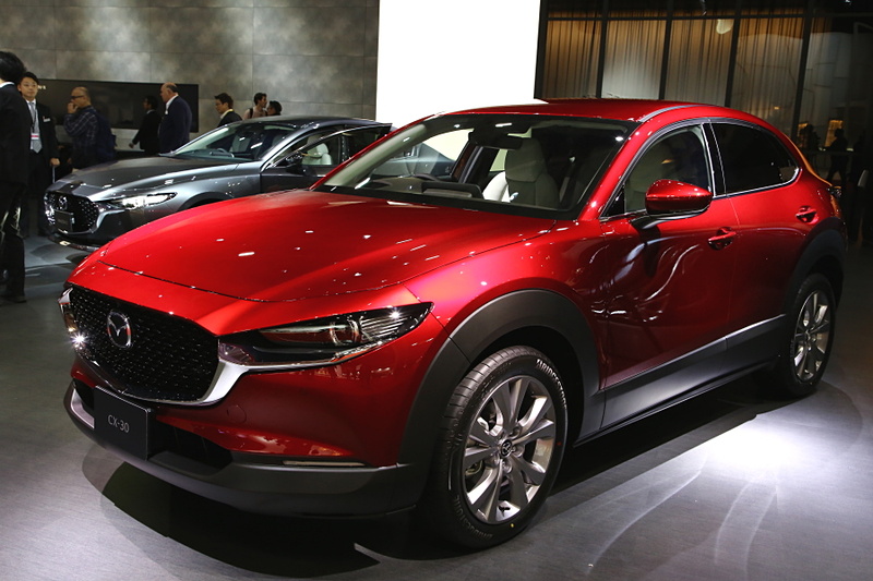 明日から販売が始まるCX-30も展示