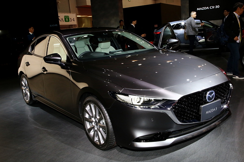 MAZDA3はセダンとファストバックの2モデルを展示