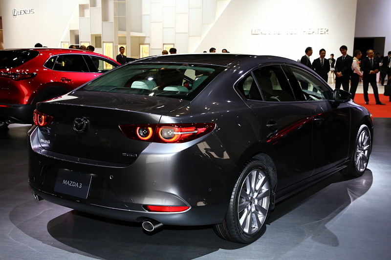 MAZDA3はセダンとファストバックの2モデルを展示