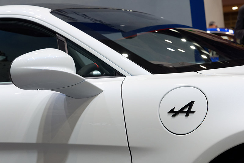 ブラックのエムブレムも目を引く