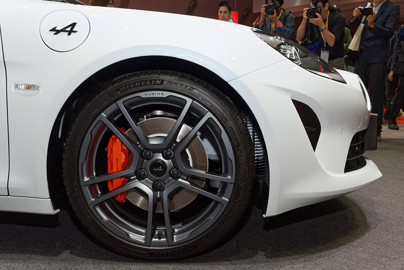 18インチホイールに、オレンジ色のブレンボ製キャリパー