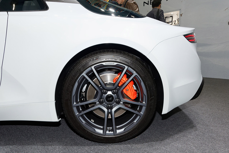 18インチホイールに、オレンジ色のブレンボ製キャリパー