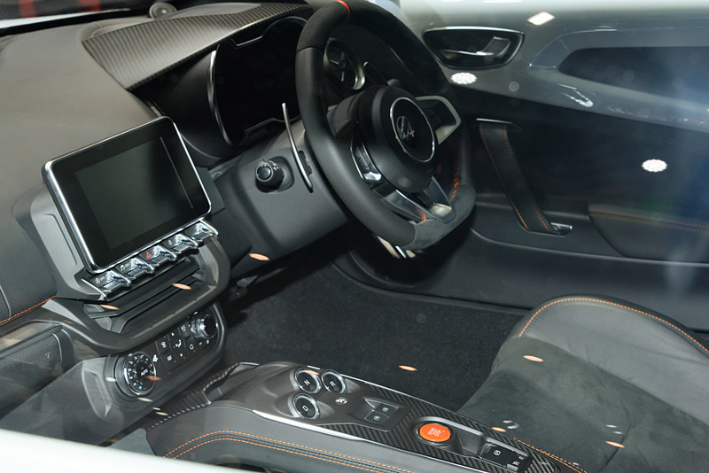 インテリアのステッチもオレンジ