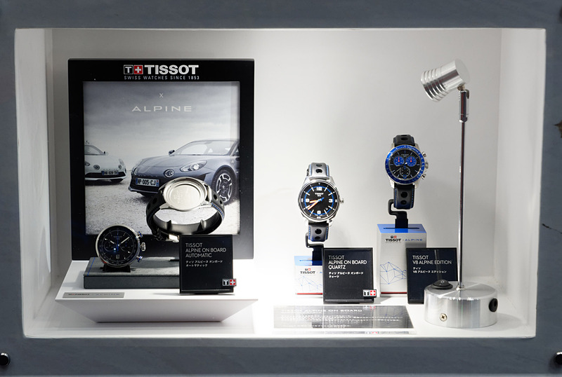 TISSOTとコラボしたオンボードウォッチも展示。時計盤部分をベルトから外してコンソールに取り付けられる