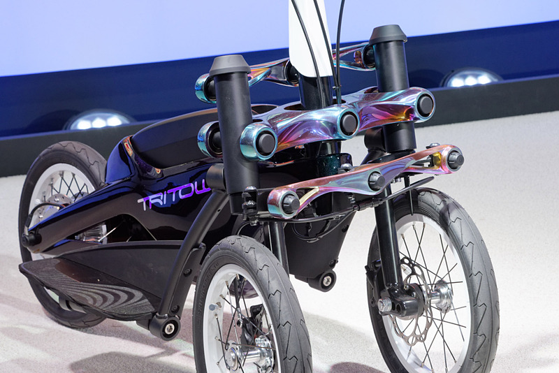 こちらも前輪部分にLMWの技術をが採用。キックボードのように立ち乗りする