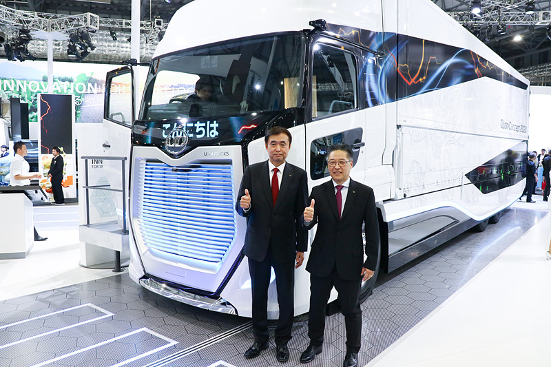 「Quon Concept 202X」の前に立つ、UDトラックス株式会社 代表取締役社長の酒巻孝光氏と開発部門統括責任者のダグラス・ナカノ氏