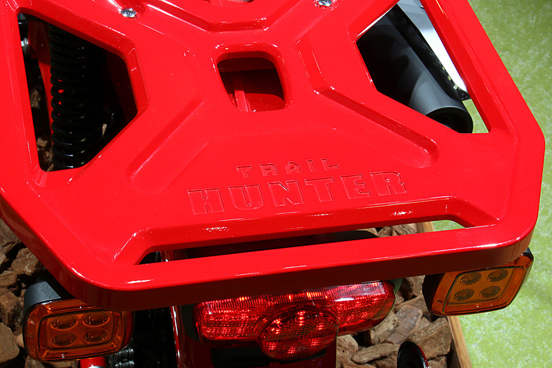 リアキャリアに「TRAIL HUNTER」のロゴが入る