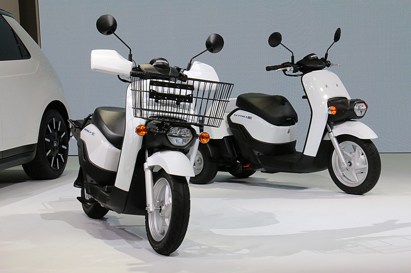 ビジネス用電動スクーターの「BENLY e：」（左）と「GYRO e：」（右）