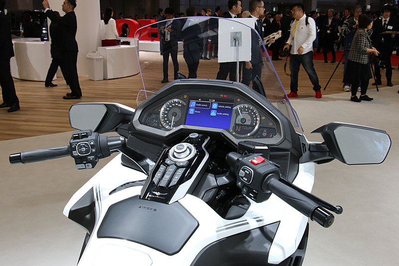 メーターパネルとセンターコンソール