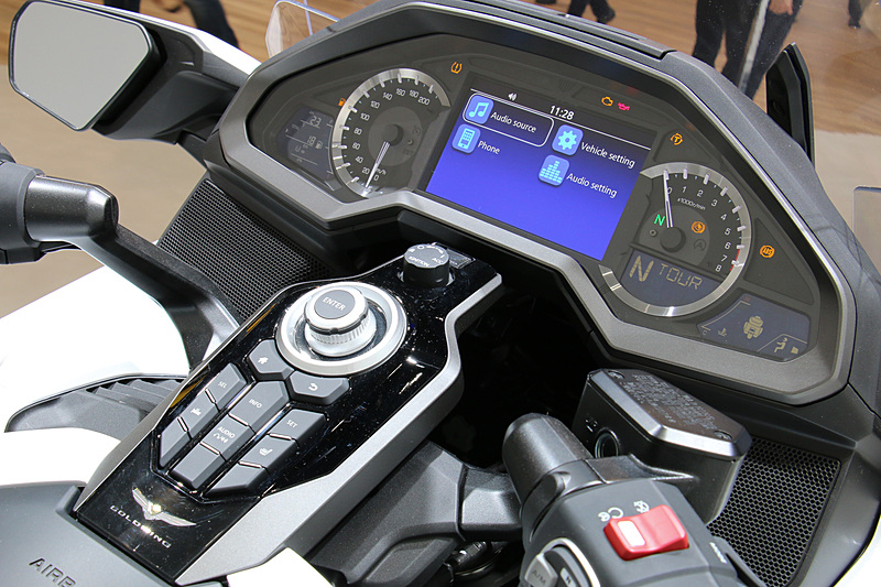 メーターパネルとセンターコンソール