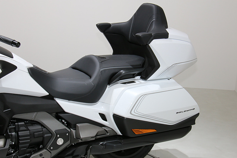 車両後方にリアトランクやパッセンジャー用シートを備える