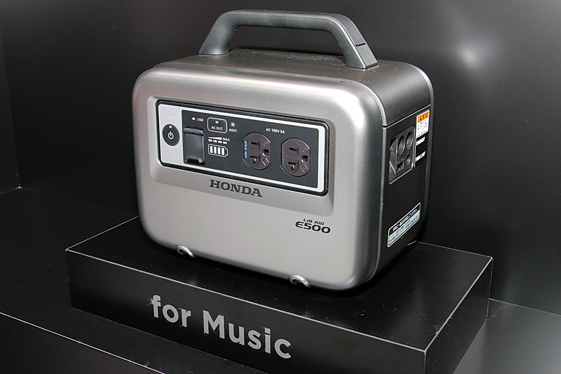 筐体内部に電磁波シールド塗装を施し、コンセントパネルや配線ケーブルでもオーディオ機器に適した素材を採用。音質改善に向けた改善が行なわれた「LiB-AID E500 for Music」