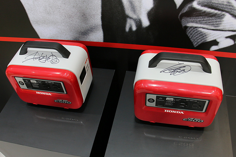 「ONE OK ROCK」のメンバー4人がサインをしたLiB-AID E500も展示されている