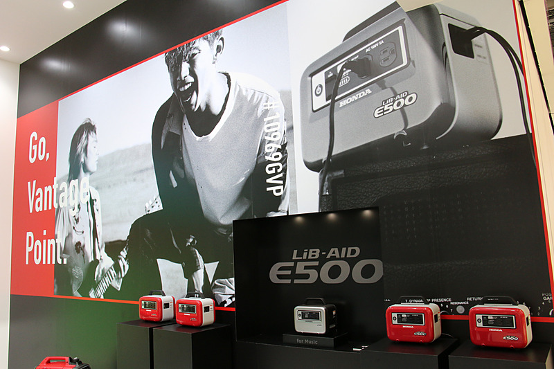 「ONE OK ROCK」のメンバー4人がサインをしたLiB-AID E500も展示されている