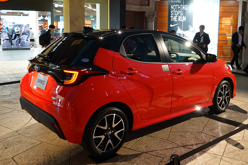 新型車「ヤリス」は、無料エリアのヴィーナスフォート に展示。ボディカラーはコーラルクリスタルシャイン/ブラックの2トーン