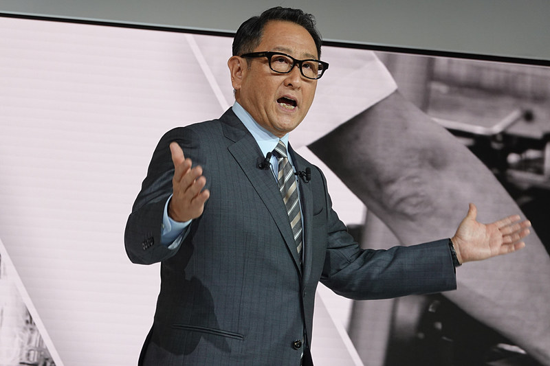 トヨタブースでは未来を訴求。「このブースには来年発売されるクルマは1つもありません」と、ブースコンセプトの方向性転換を語る豊田章男社長