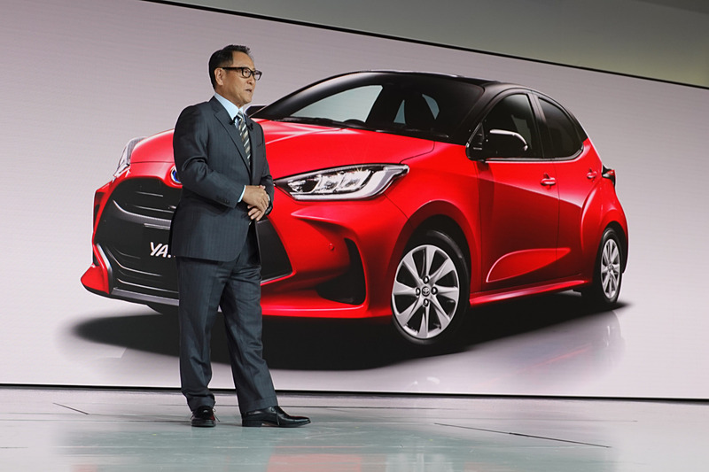 プレスカンファレンスで新型車「ヤリス」をスライドで紹介するトヨタ自動車株式会社 代表取締役社長 豊田章男氏