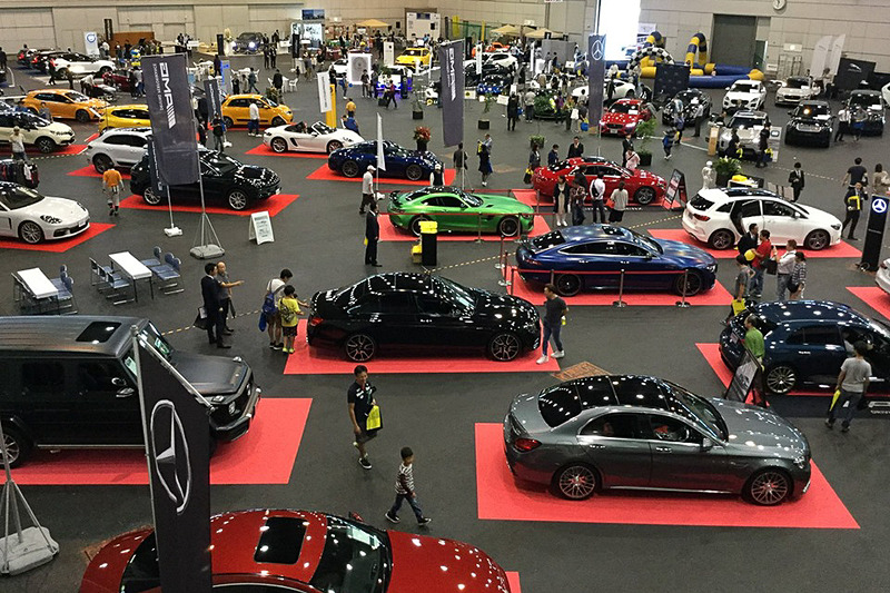 15ブランド/100台以上のプレミアム輸入車が勢ぞろいした「プレミアムワールド・モーターフェア」。会場となったツインメッセ静岡北館は、とても華やかな雰囲気でした。驚いたのは、まだ日本に数台しかないと思われるダラーラ・ストラダーレが出展されていたこと。私も実車を見るのは初めてでした！