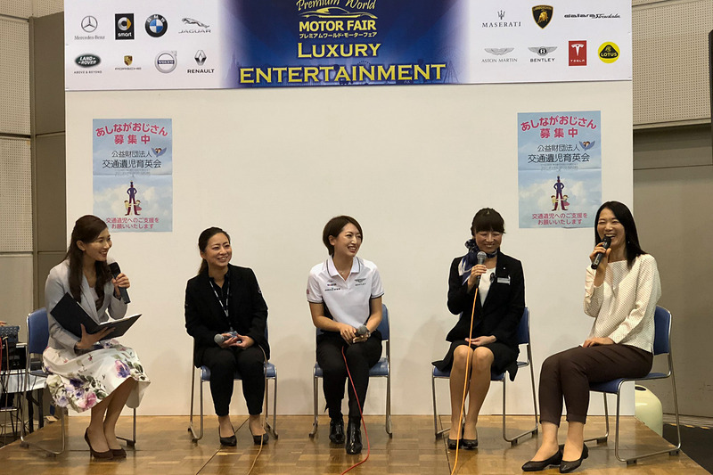 私が担当した「女子会トークショー」は、実際に輸入車ショールームで働く3名の美女をお招きしました。私（右端）の隣りからBMW静岡の山下さん、ベントレー横浜の小泉さん、ヤナセ静岡神奈川の猪俣さん、左端のMC・新山さんも元々はアバルトチームのレースクイーンをしていたという美女で、そんな女子たちの本音トークは大盛り上がりでしたよ