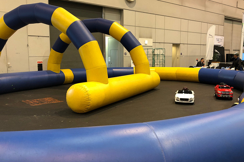 今回のプレミアムワールド・モーターフェアは、お子さまから女性、ファミリーで楽しめるイベントになっていて、エアサーキットを電動カートで走れる子ども向けアトラクションも大人気。もちろん電動カートもプレミアムブランドでした（笑）。ほかに、レッスンプロがスイング診断をしてくれるゴルフコーナーや、輸入雑貨＆世界のミニカーが並ぶショップなどもあって賑わっていましたよ