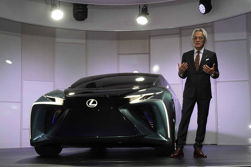 東京モーターショーの初日に行われたプレスカンファレンスで世界初公開された「LEXUS LF-30 Electrified」とレクサス インターナショナルの澤良宏氏
