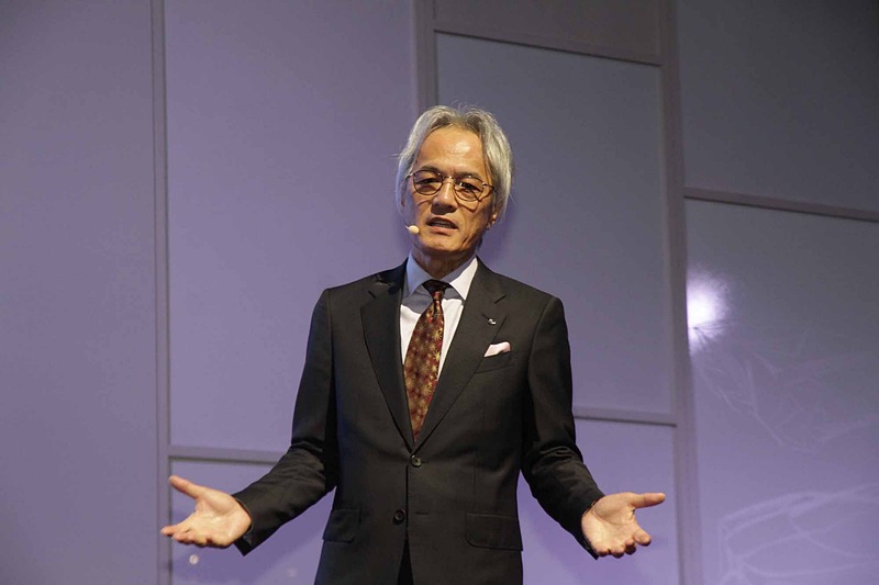 プレスカンファレンスで「LF-30 Electrified」を解説するレクサス インターナショナル 澤良宏氏