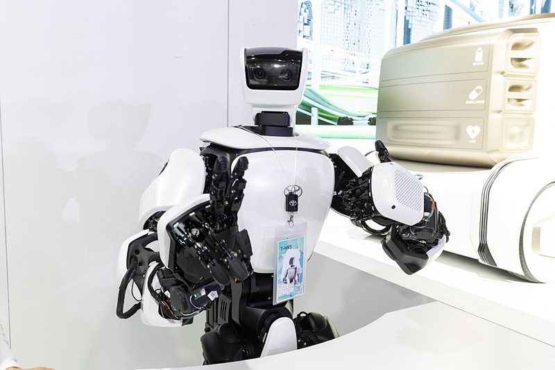 受付ではT-HR3がお出迎え。自立型ではなく操縦者が動かす遠隔型ロボット