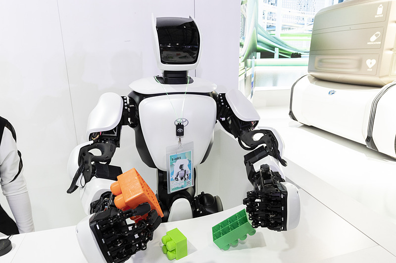 ブロックの組み立てや分解もできる。力の入れ加減など自動的に行なう部分もあるものの、操縦者へのフィードバックを的確に行なうことで可能になる動作もあるという