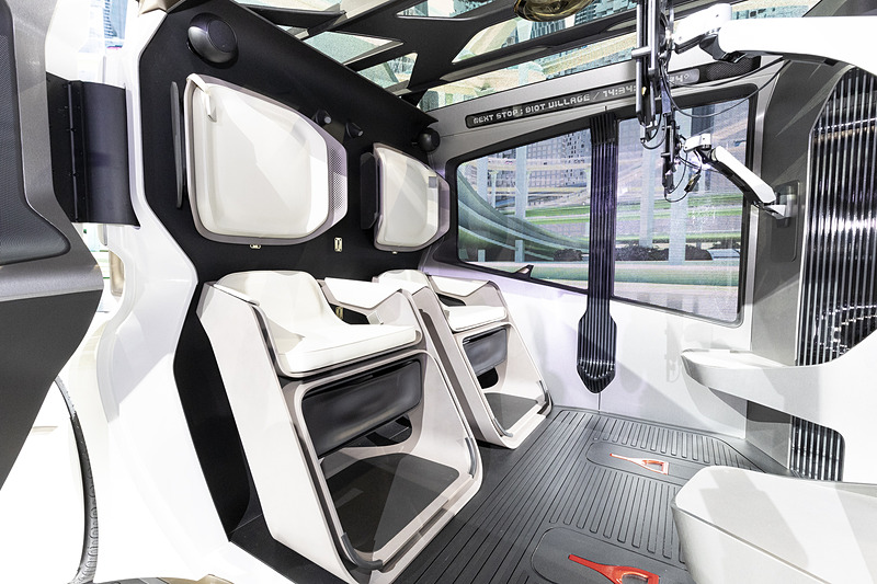 車内にはテレビモニターを設置