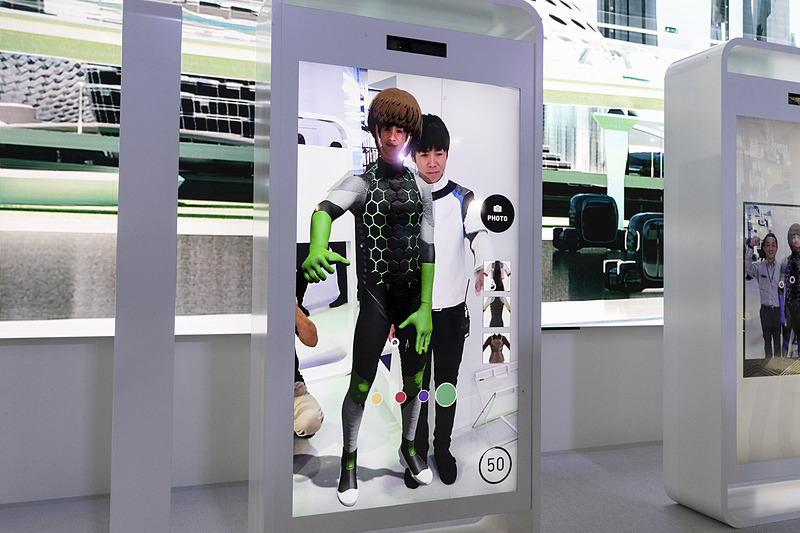 バーチャルで好きなレーシングスーツを作れる体験コーナー