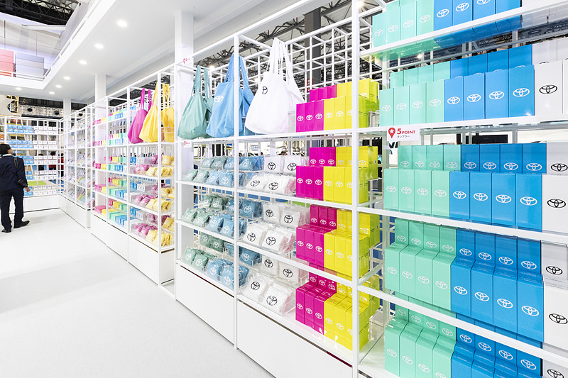 貯まったポイントでキーホルダーやスマホケース、タンブラーなどと交換できるトヨタコンビニ（数量限定）