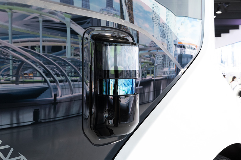 ボディサイドのカメラ＆センサー。後部にも同様のものが付く