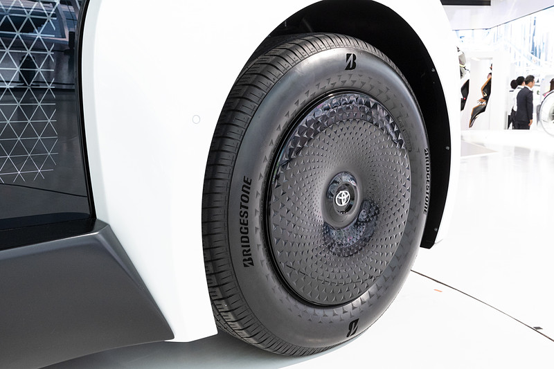 タイヤはブリヂストン製